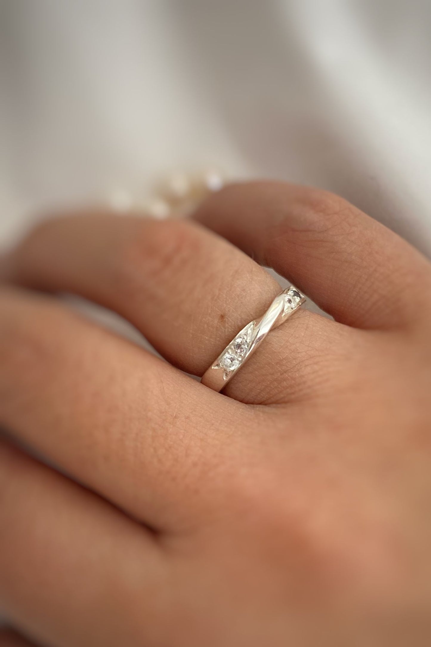 Anillo Twist Doble Aura Topacios