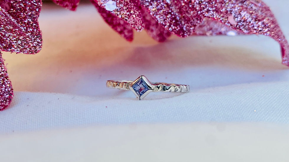 Anillo Reflejos Celestiales Tanzanita