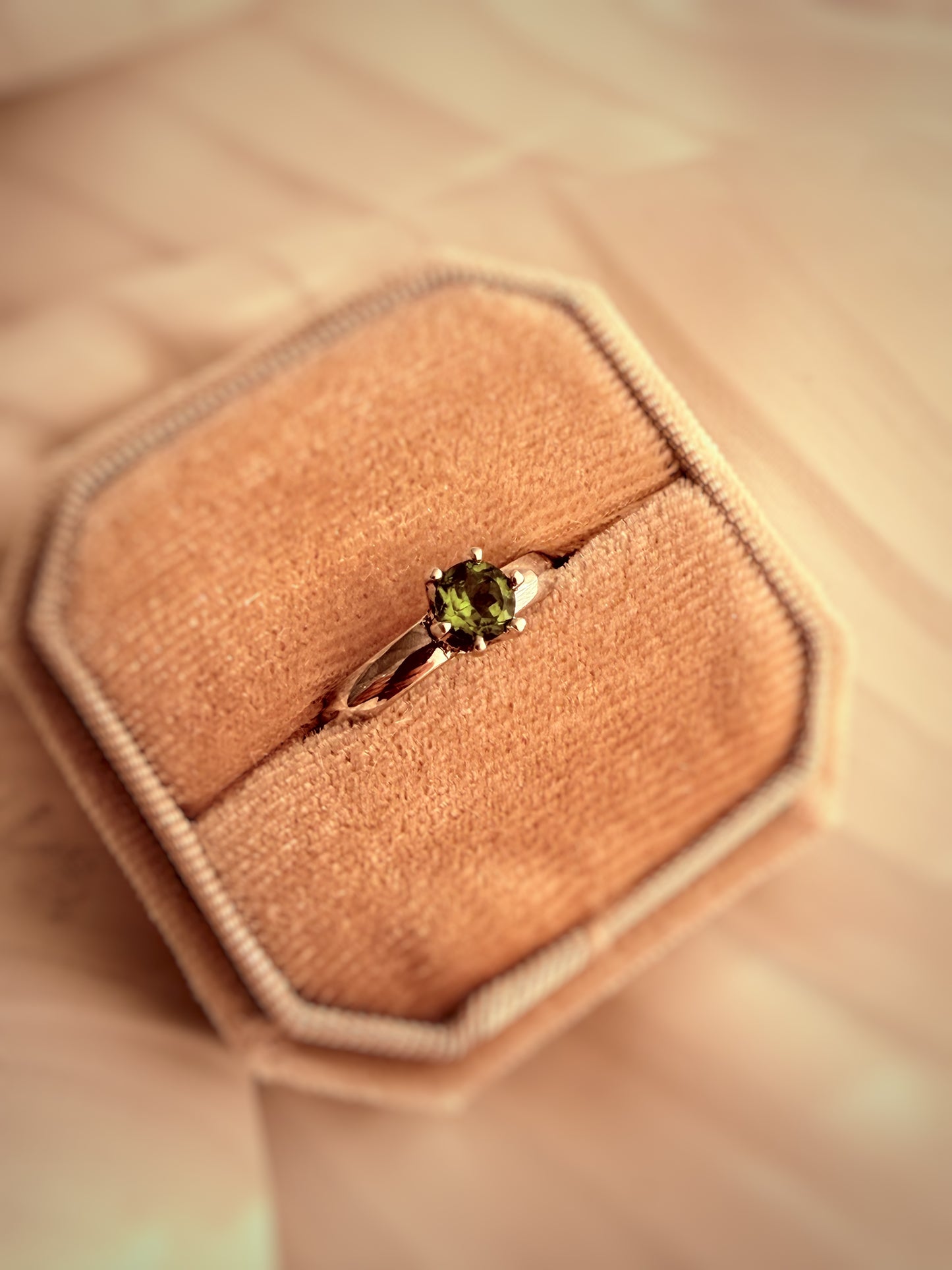 ANILLO SOLITARIO SEIS GRIFAS PERIDOTO
