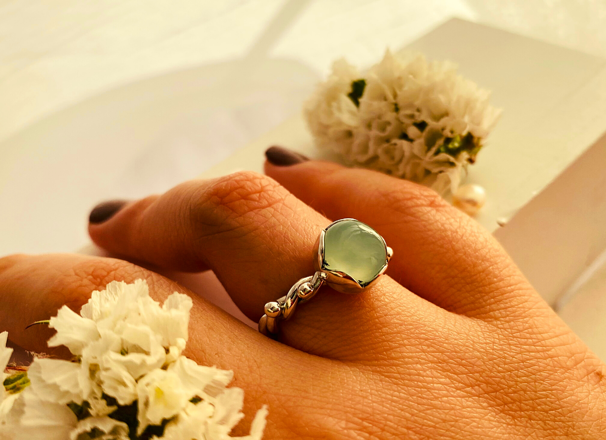 Anillo Pétalos Primaverales de Calcedonia