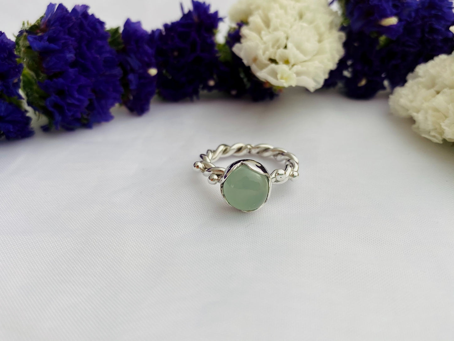 Anillo Pétalos Primaverales de Calcedonia
