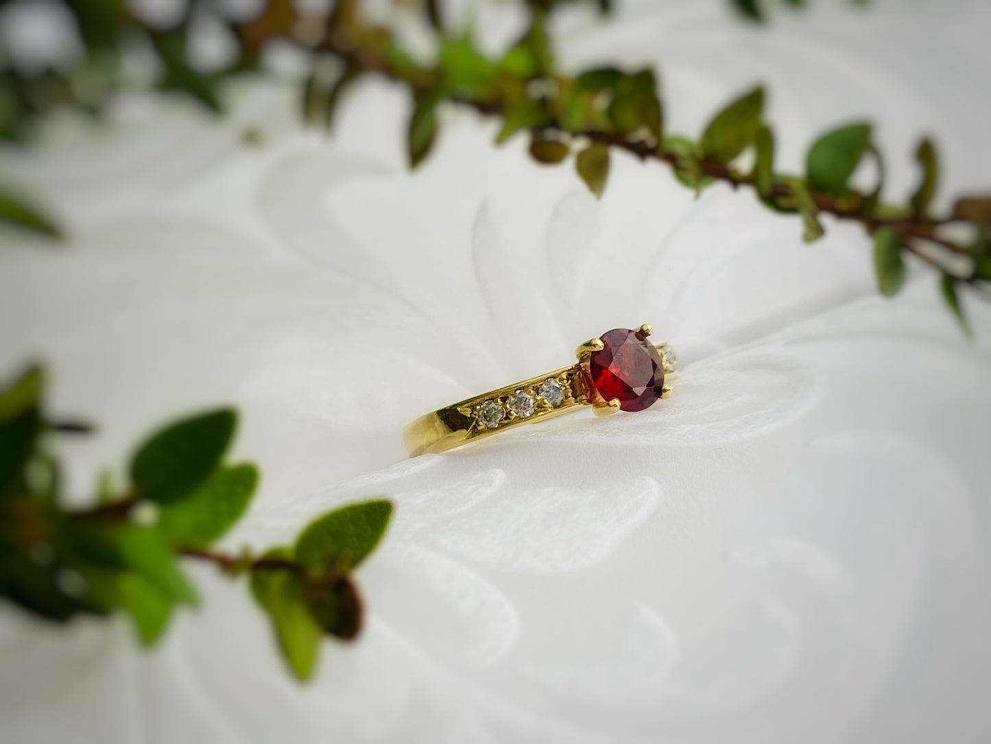 Anillo "Atenea" Romanticismo Granate