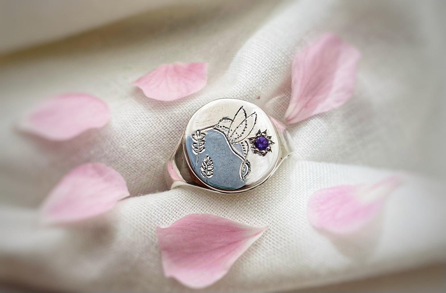 Anillo Sello Rústico Magía de Colibrí