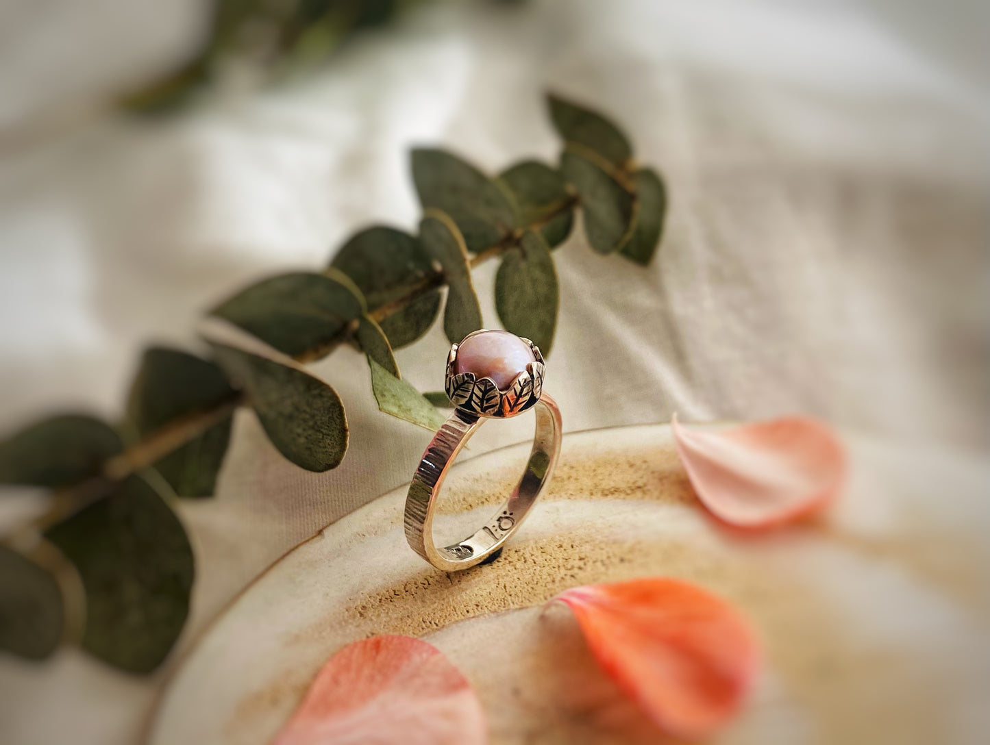 Anillo Perla Descanso Entre Hojas