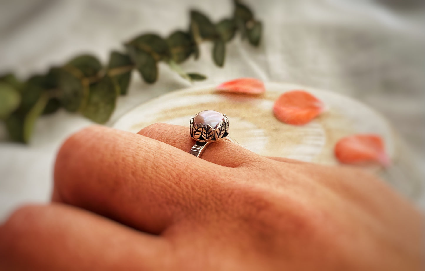 Anillo Perla Descanso Entre Hojas
