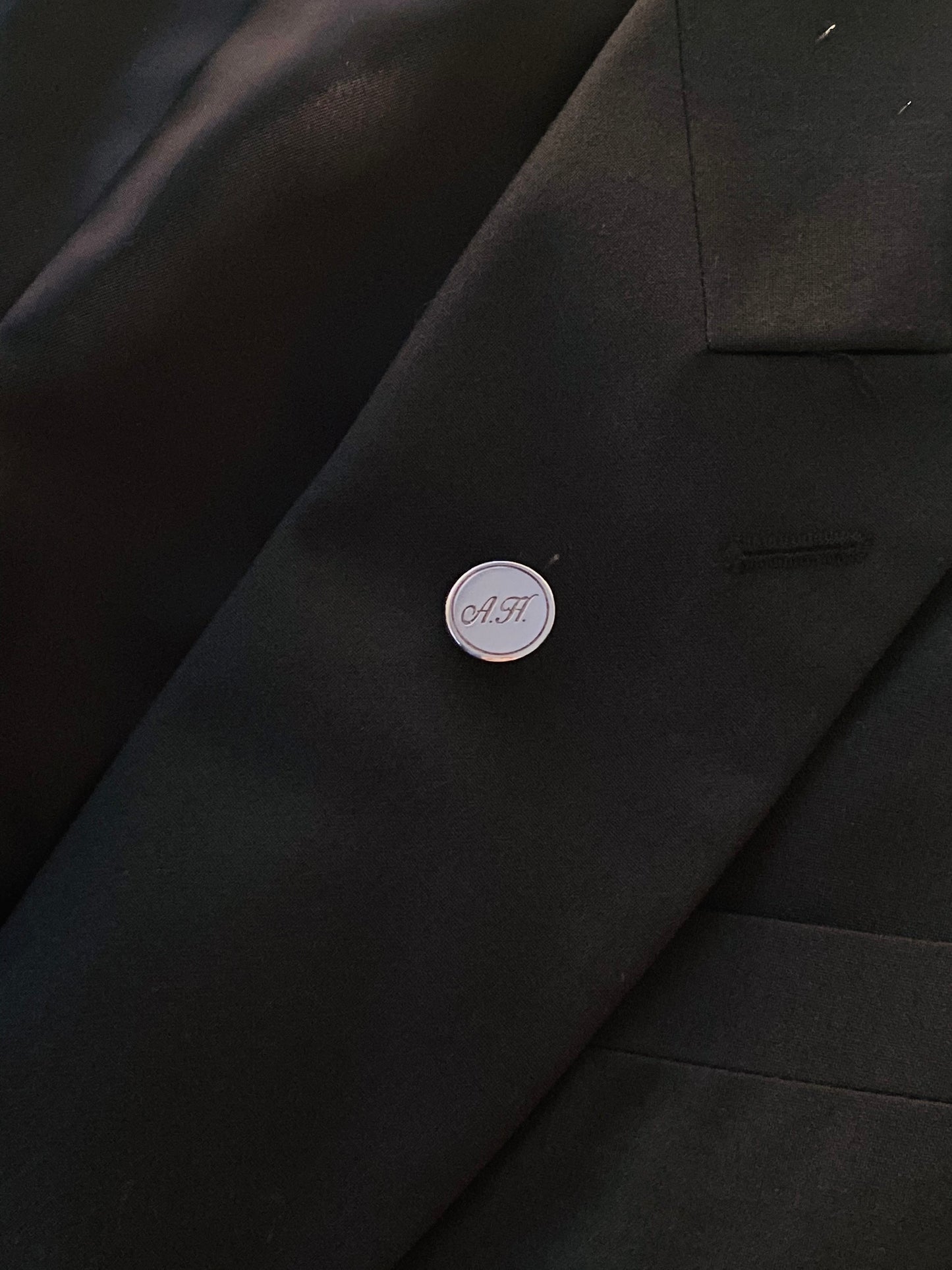 PIN SOLAPA TRAJE