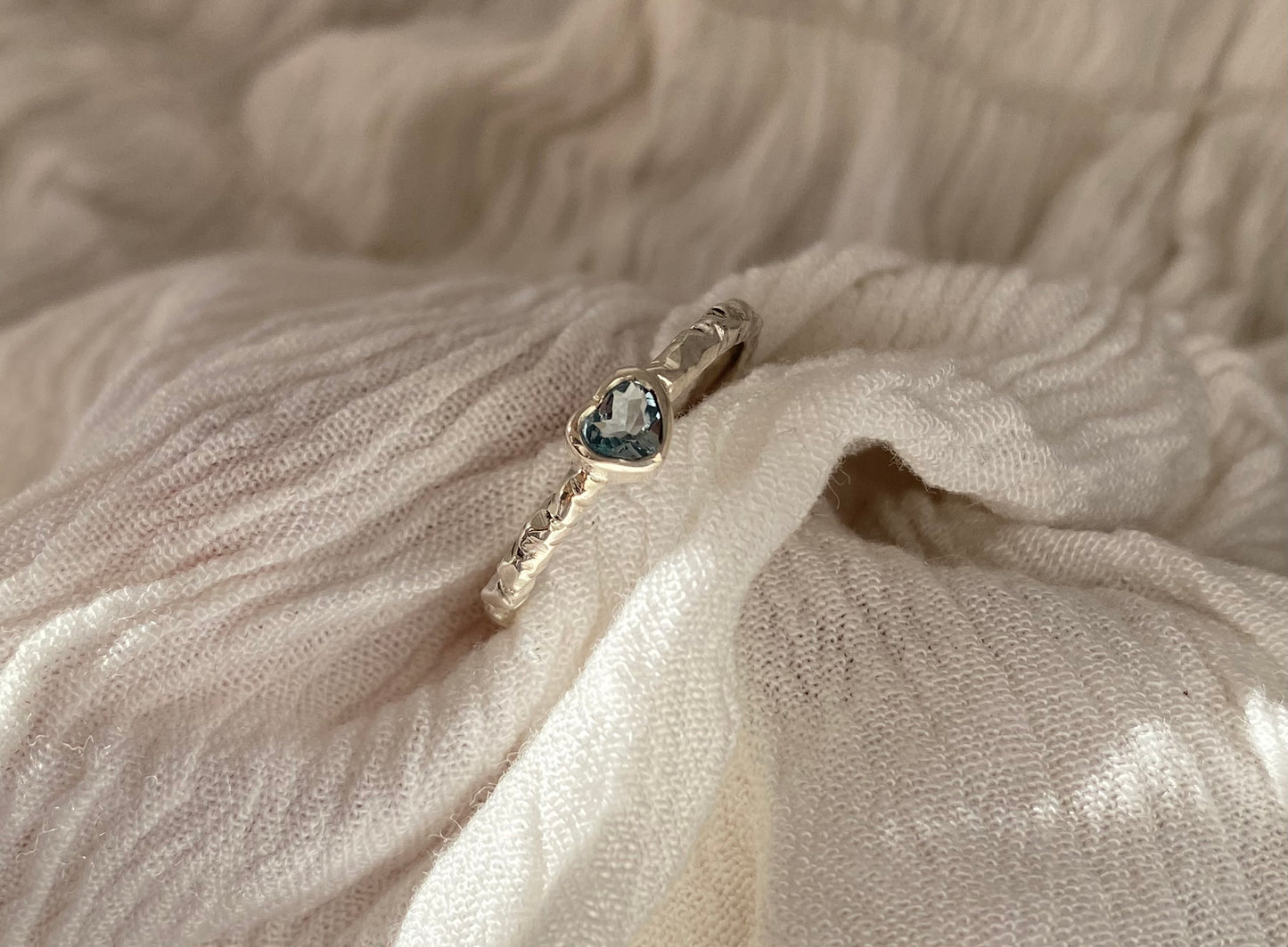 Anillo Reflejos Celestiales de Aguamarina