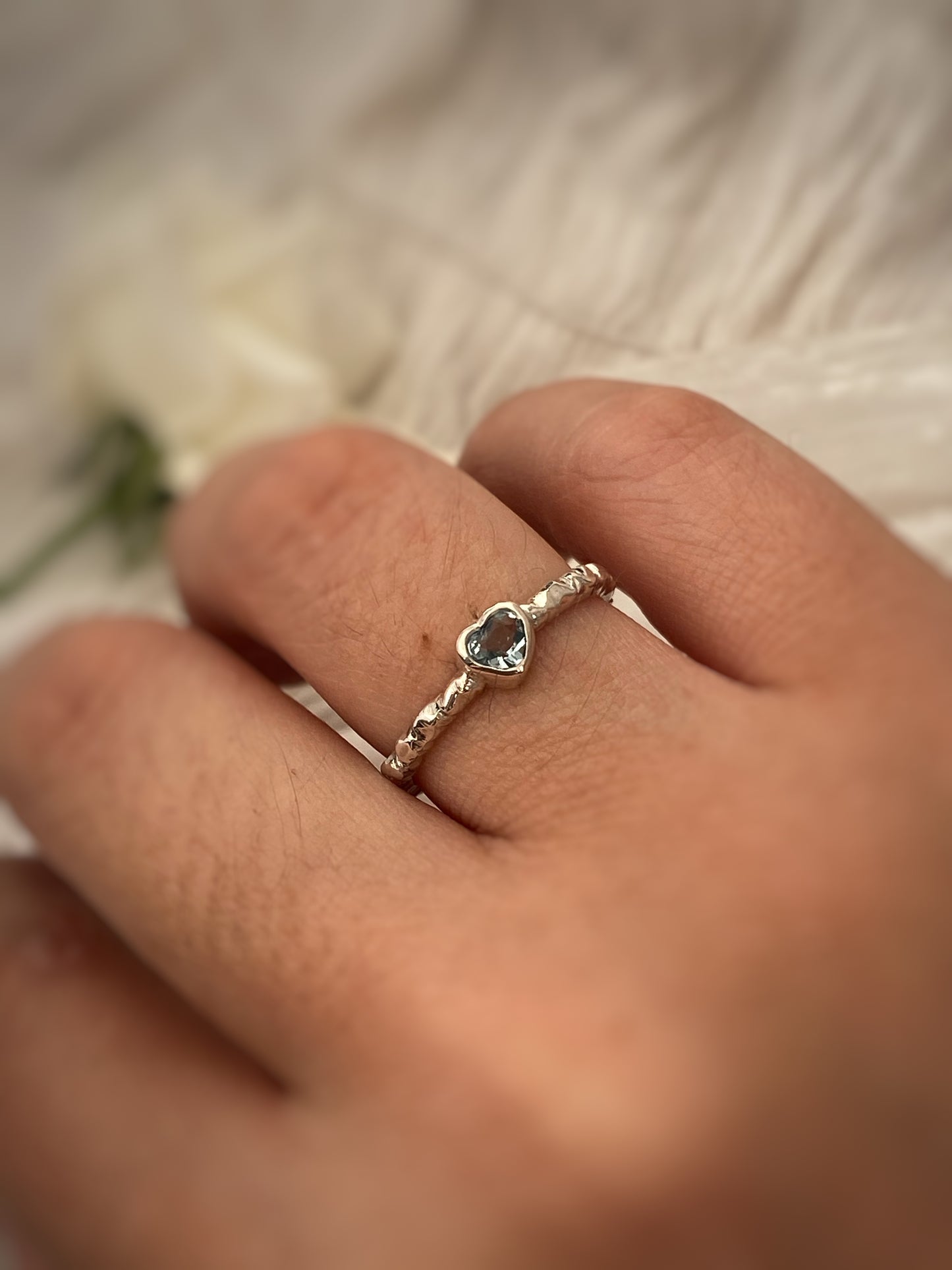 Anillo Reflejos Celestiales de Aguamarina