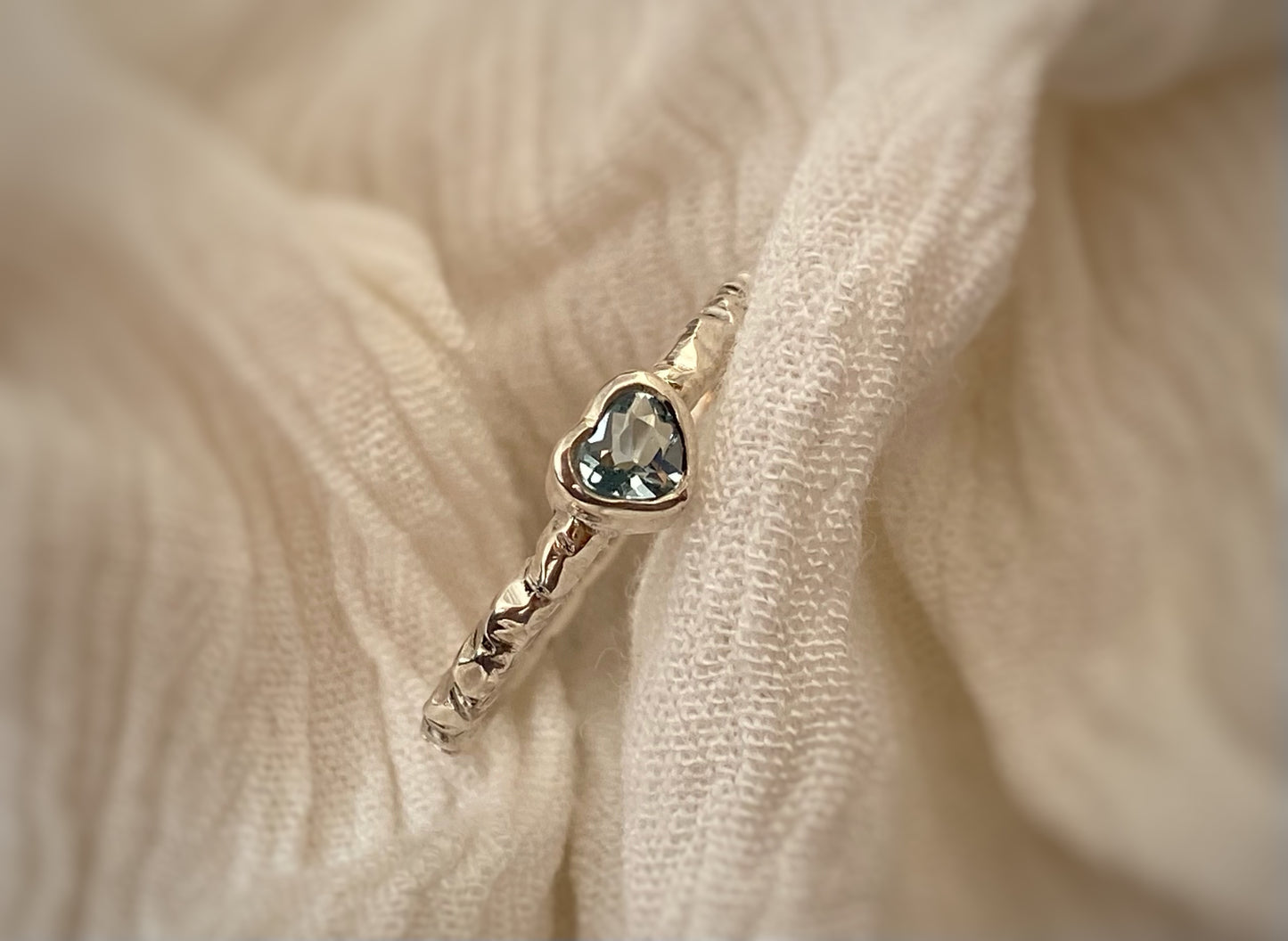Anillo Reflejos Celestiales de Aguamarina