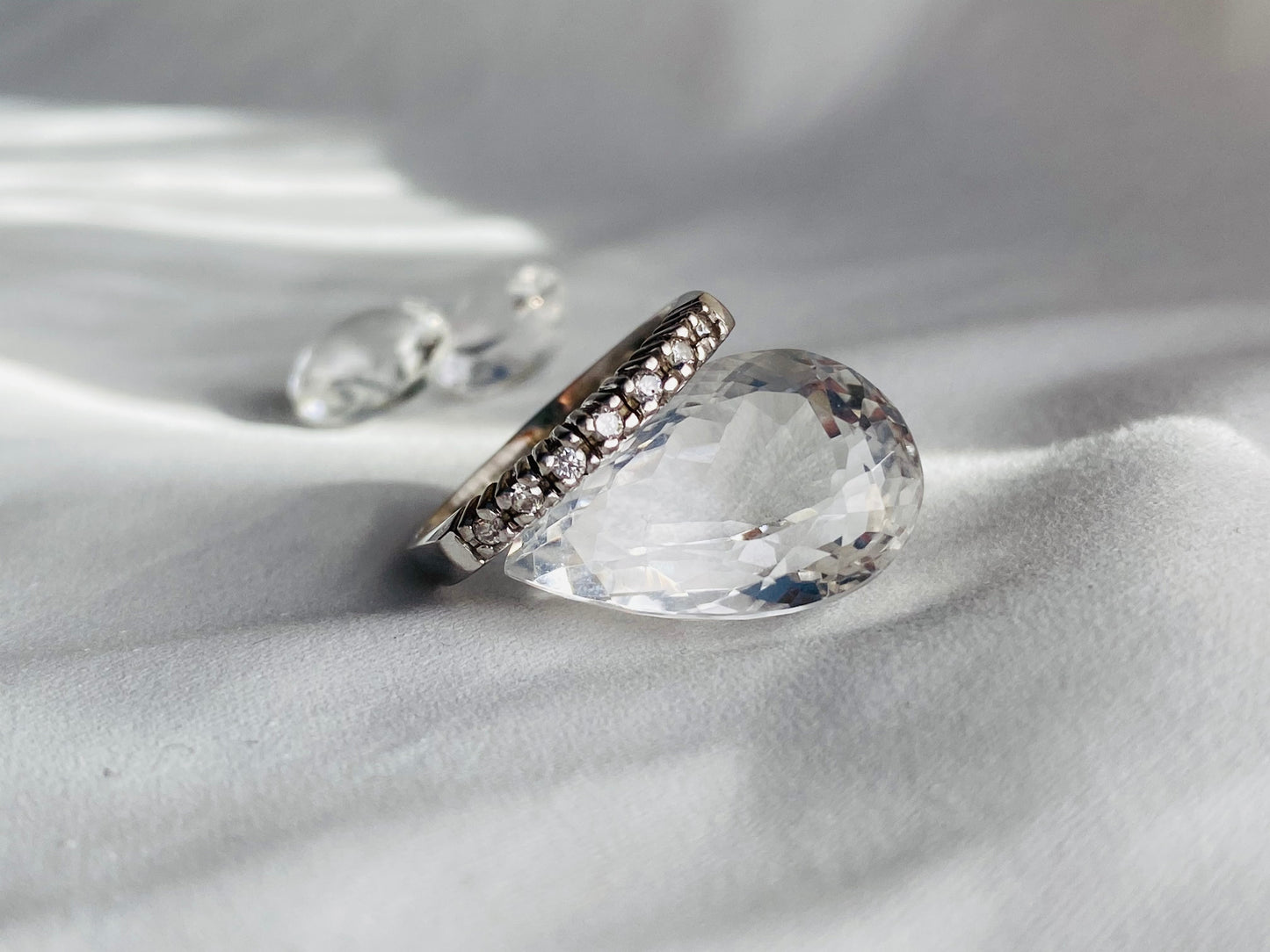 Medio Cintillo Diamantes 3pt Oro Blanco 18k