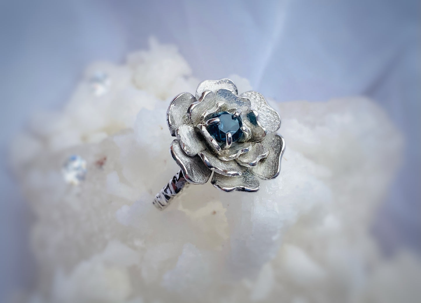 Anillo Rosé Escarchada Topacio London Blue