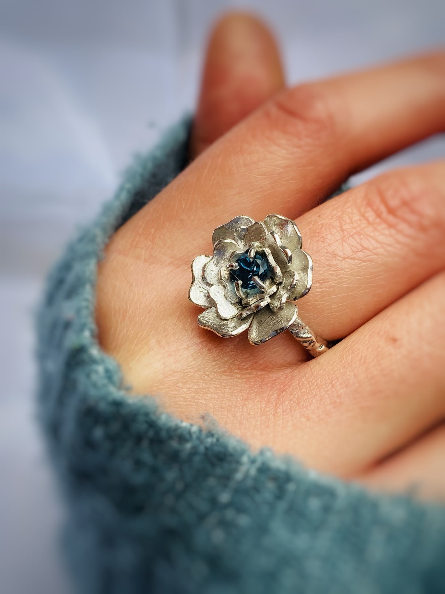 Anillo Rosé Escarchada Topacio London Blue
