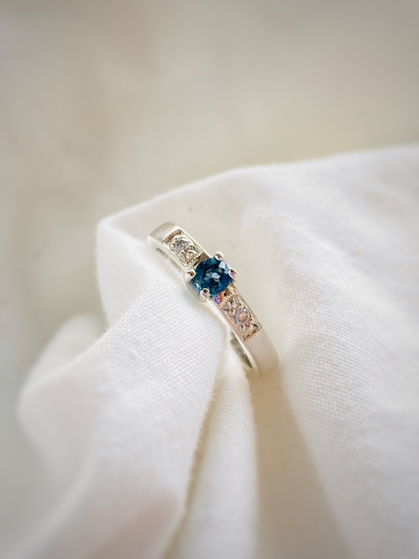 ANILLO "ATENEA" TOPACIO LONDON BLUE Y MOISSANITAS