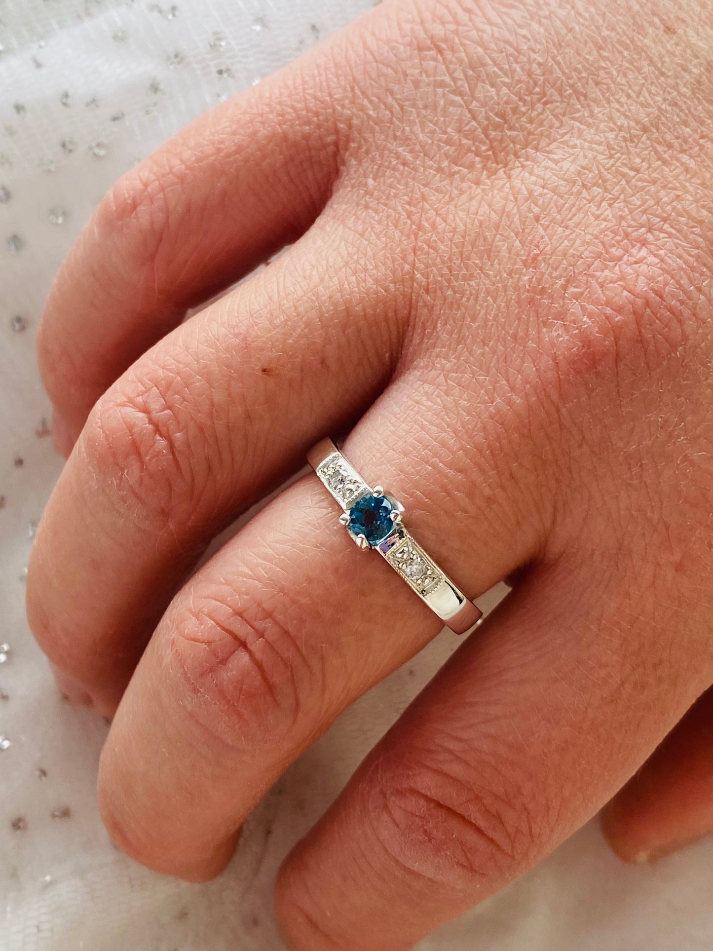 ANILLO "ATENEA" TOPACIO LONDON BLUE Y MOISSANITAS