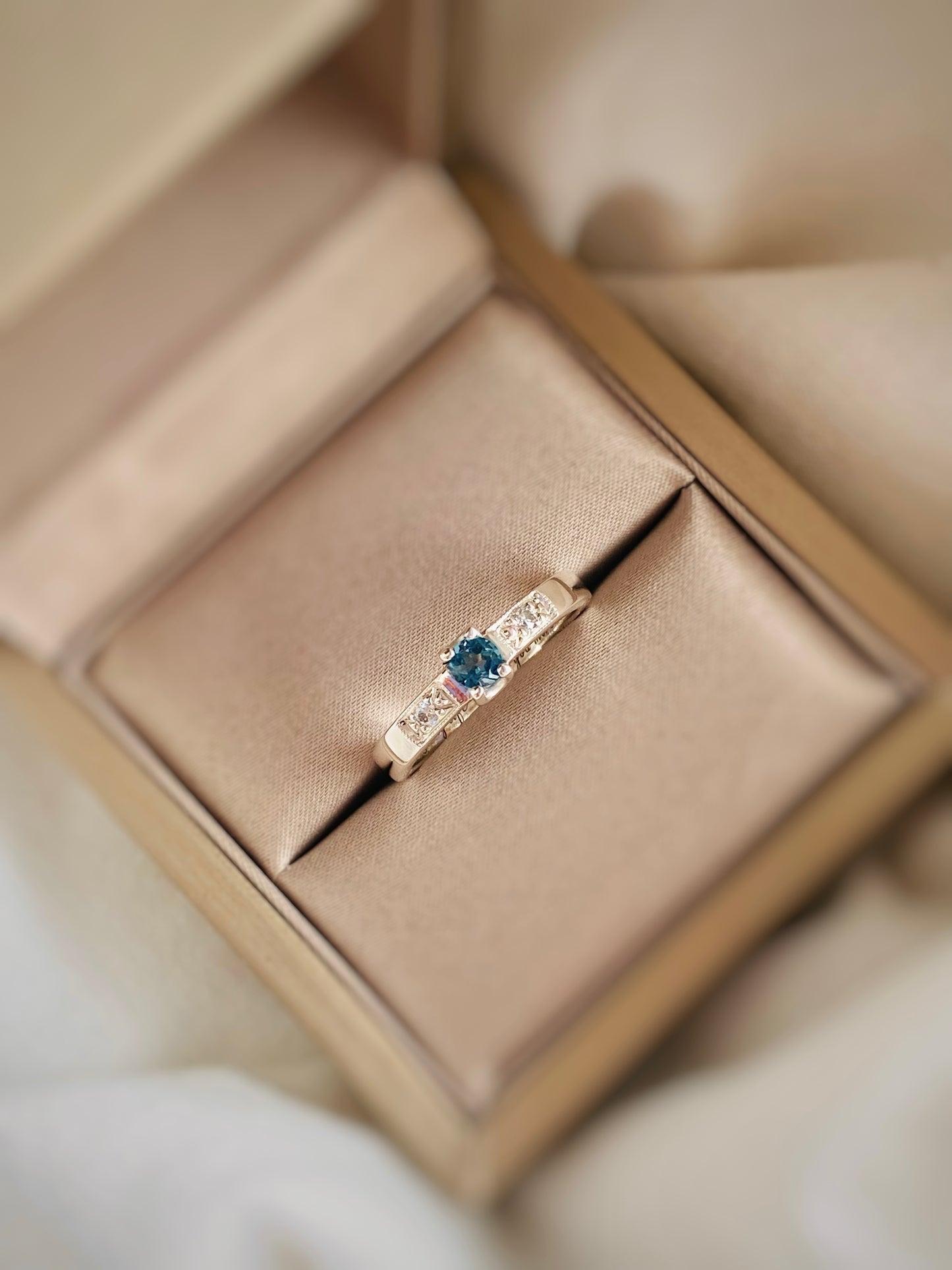 ANILLO "ATENEA" TOPACIO LONDON BLUE Y MOISSANITAS
