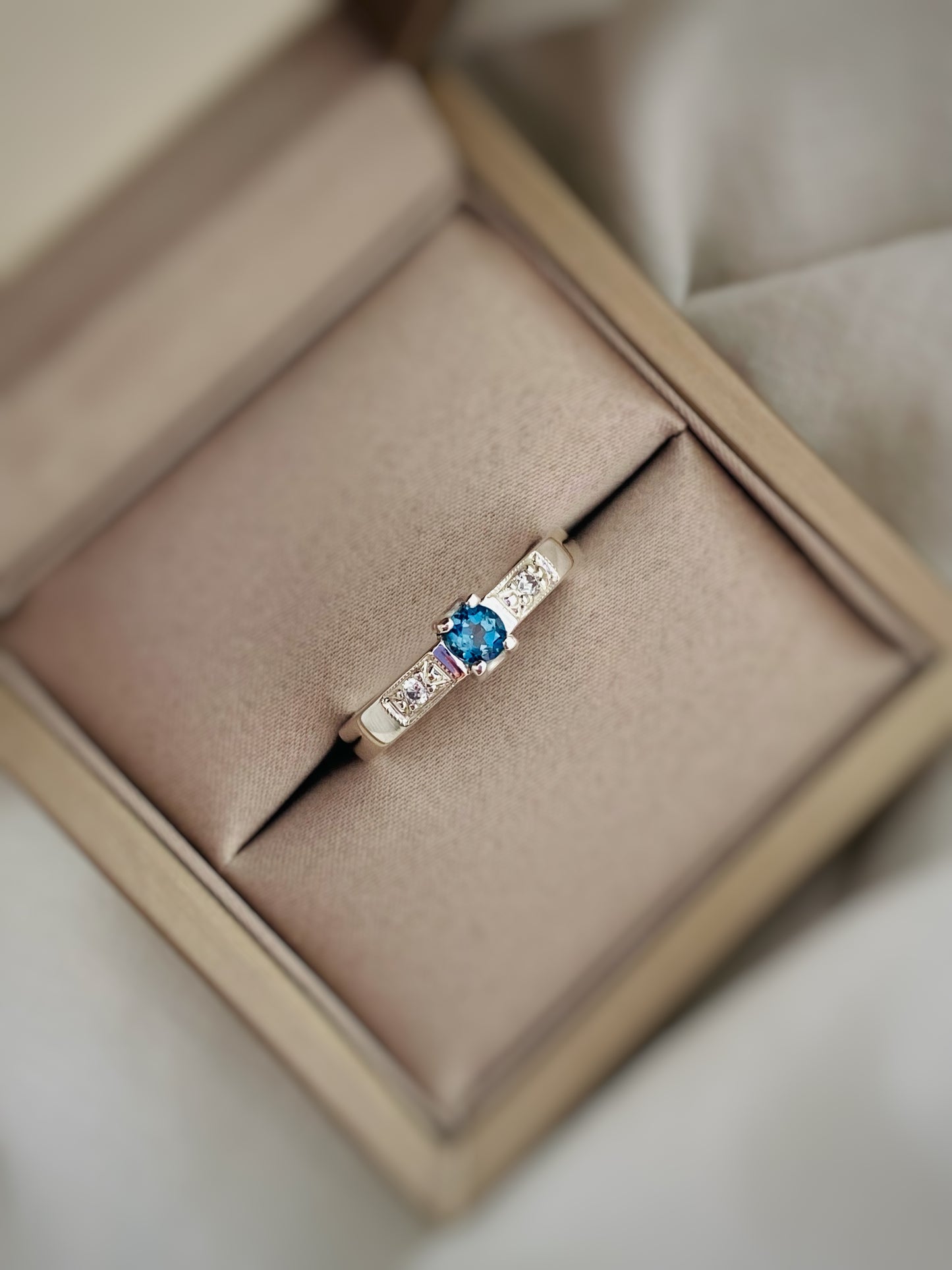 ANILLO "ATENEA" TOPACIO LONDON BLUE Y MOISSANITAS