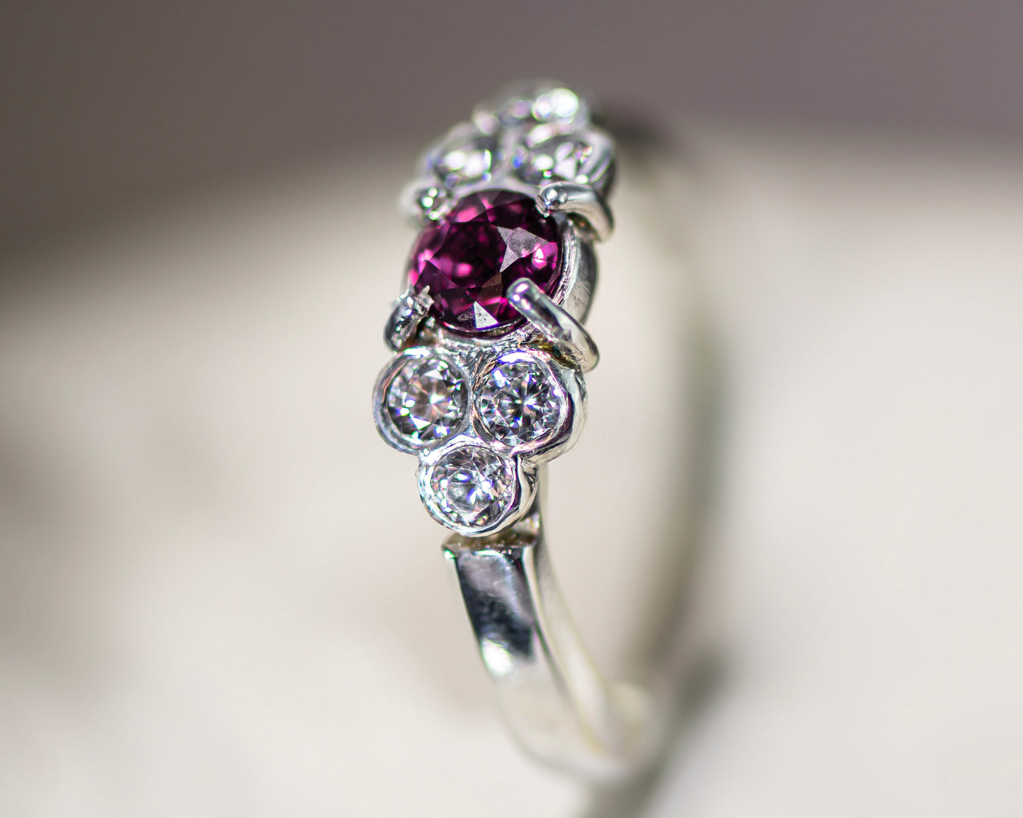 Anillo Racimo Rosa de Granate Destellante