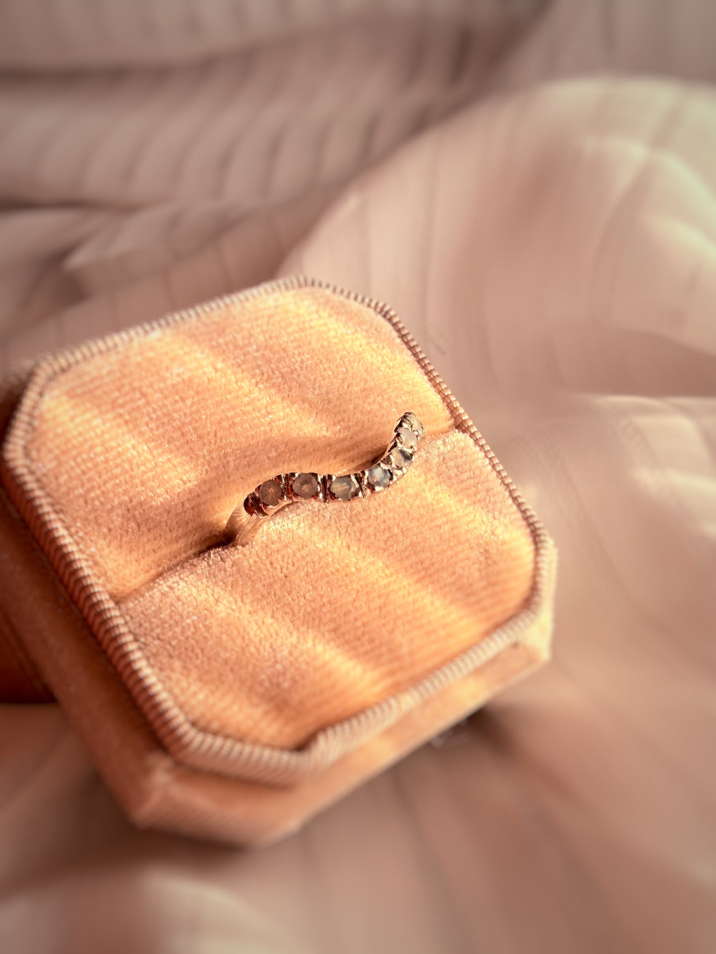 ANILLO LOVELY TWIST SIETE PIEDRAS LUNA