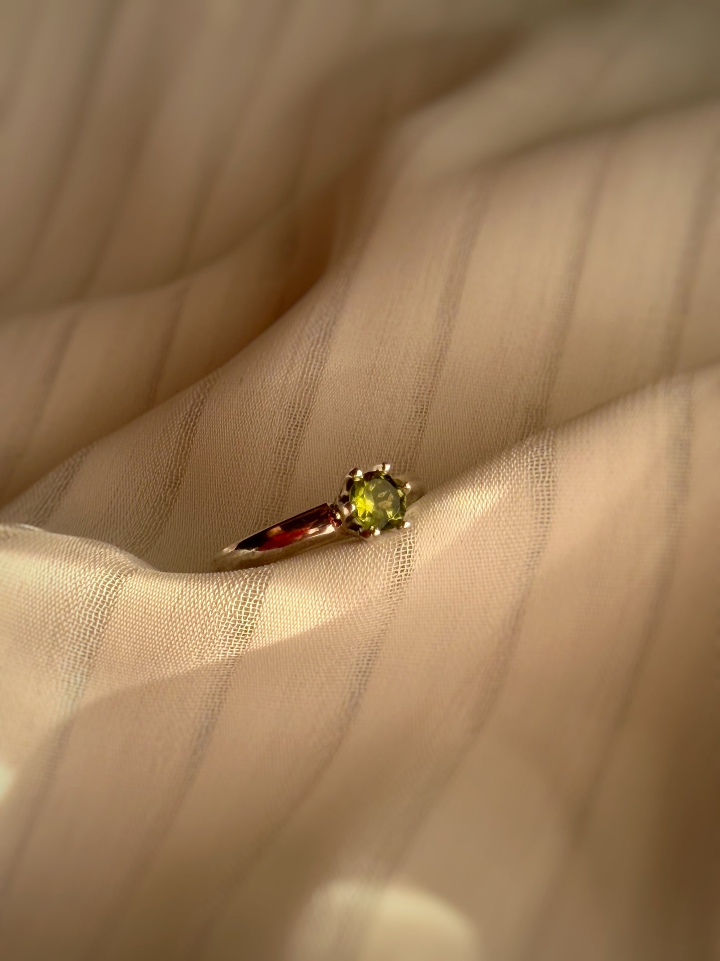 ANILLO SOLITARIO SEIS GRIFAS PERIDOTO