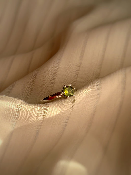 ANILLO SOLITARIO SEIS GRIFAS PERIDOTO