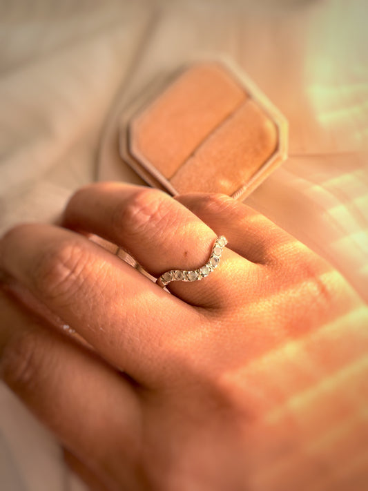 ANILLO LOVELY TWIST SIETE PIEDRAS LUNA