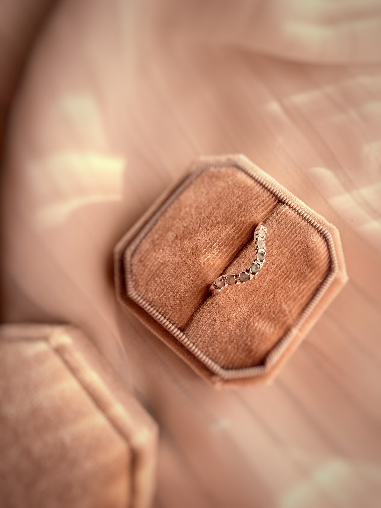 ANILLO LOVELY TWIST SIETE PIEDRAS LUNA