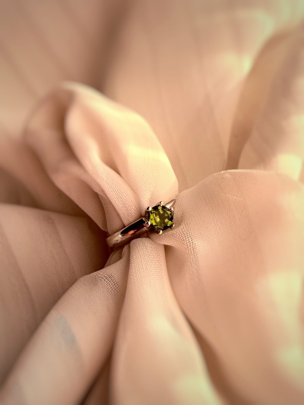 ANILLO SOLITARIO SEIS GRIFAS PERIDOTO