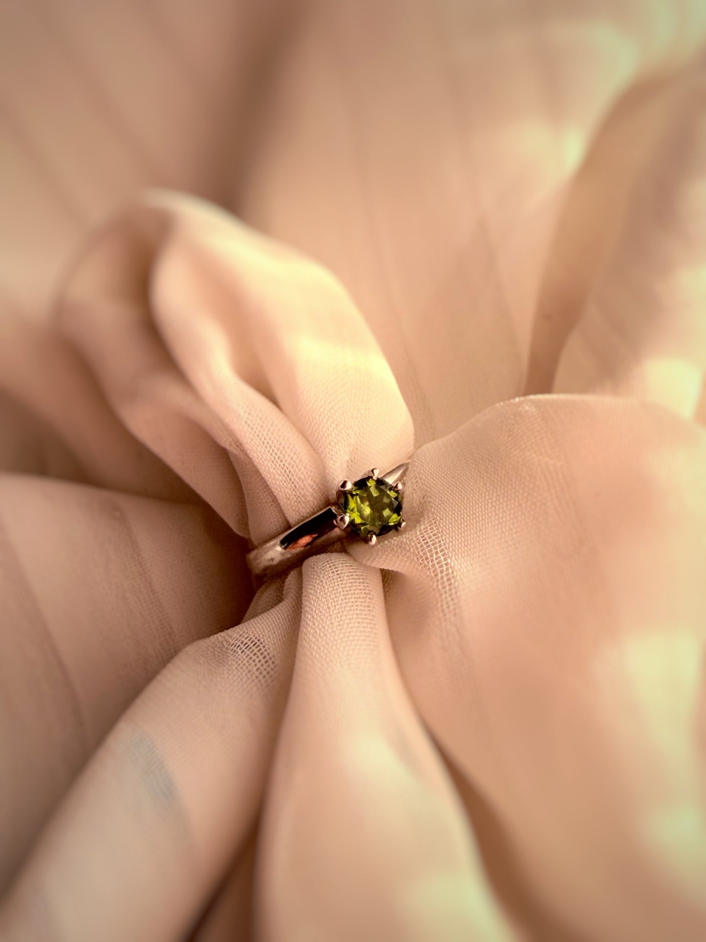 ANILLO SOLITARIO SEIS GRIFAS PERIDOTO