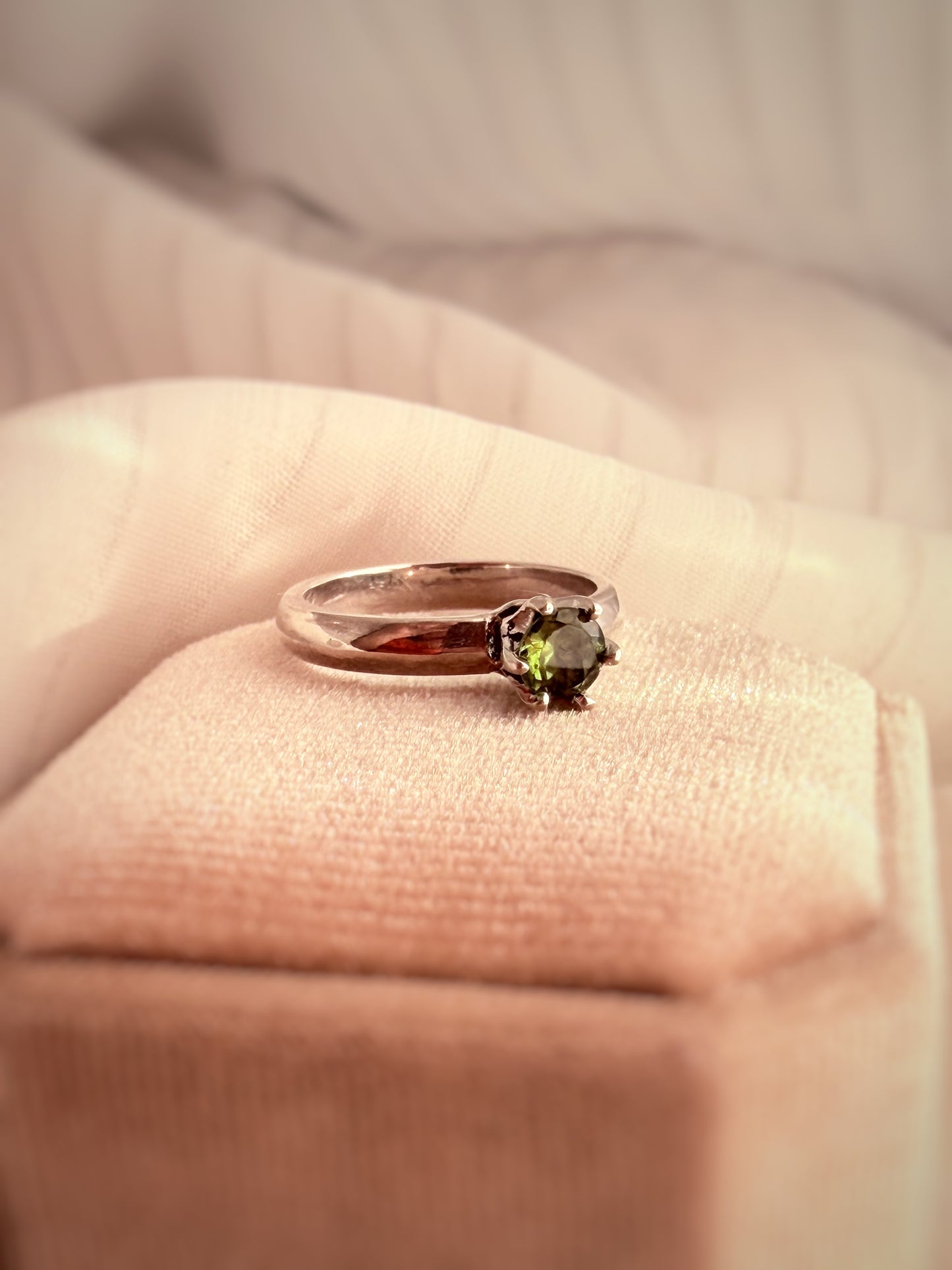 ANILLO SOLITARIO SEIS GRIFAS PERIDOTO