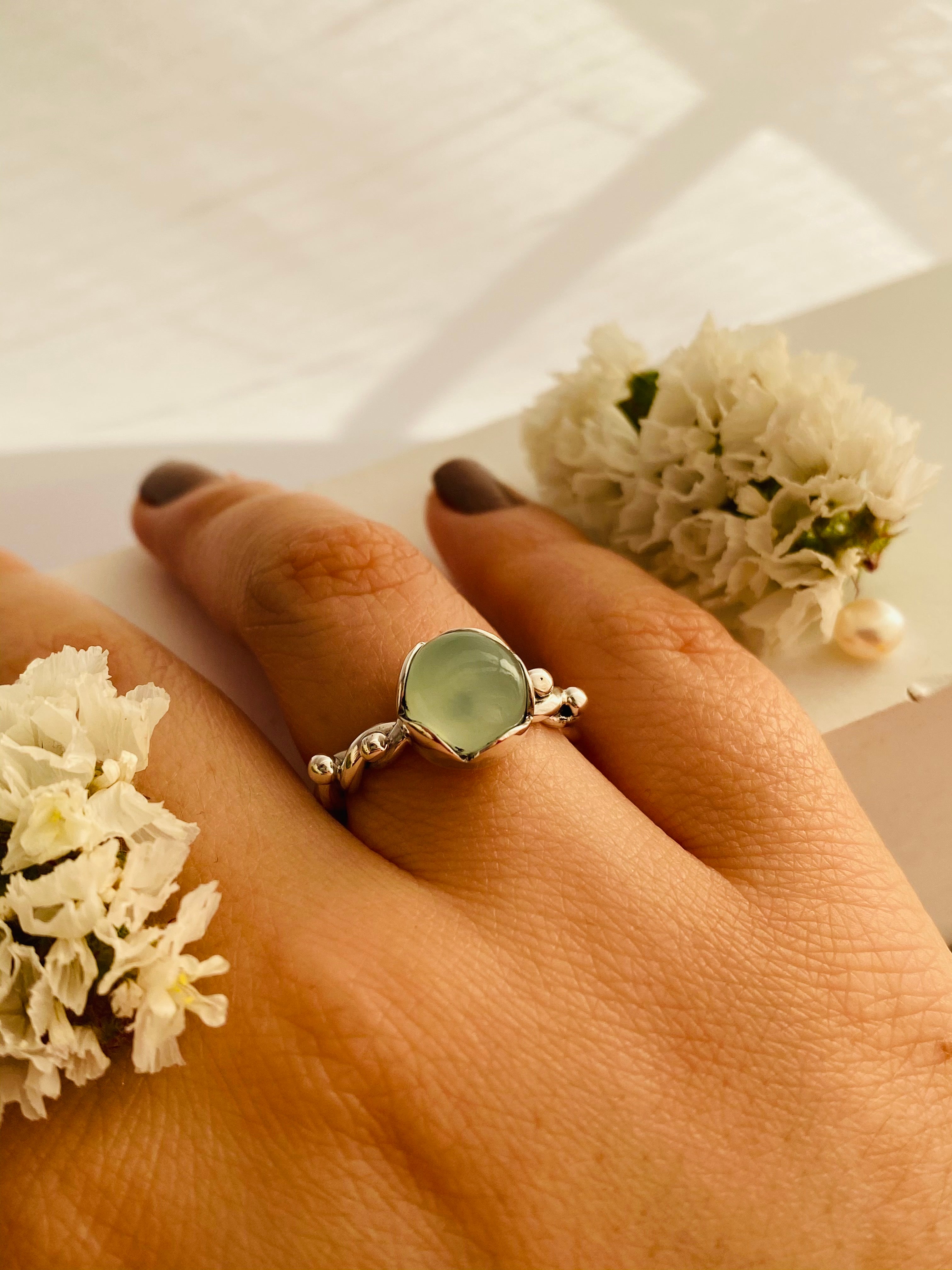 Anillo Pétalos Primaverales de Calcedonia