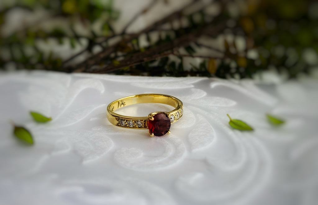 Anillo "Atenea" Romanticismo Granate