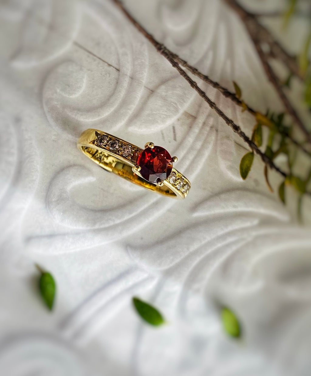 Anillo "Atenea" Romanticismo Granate