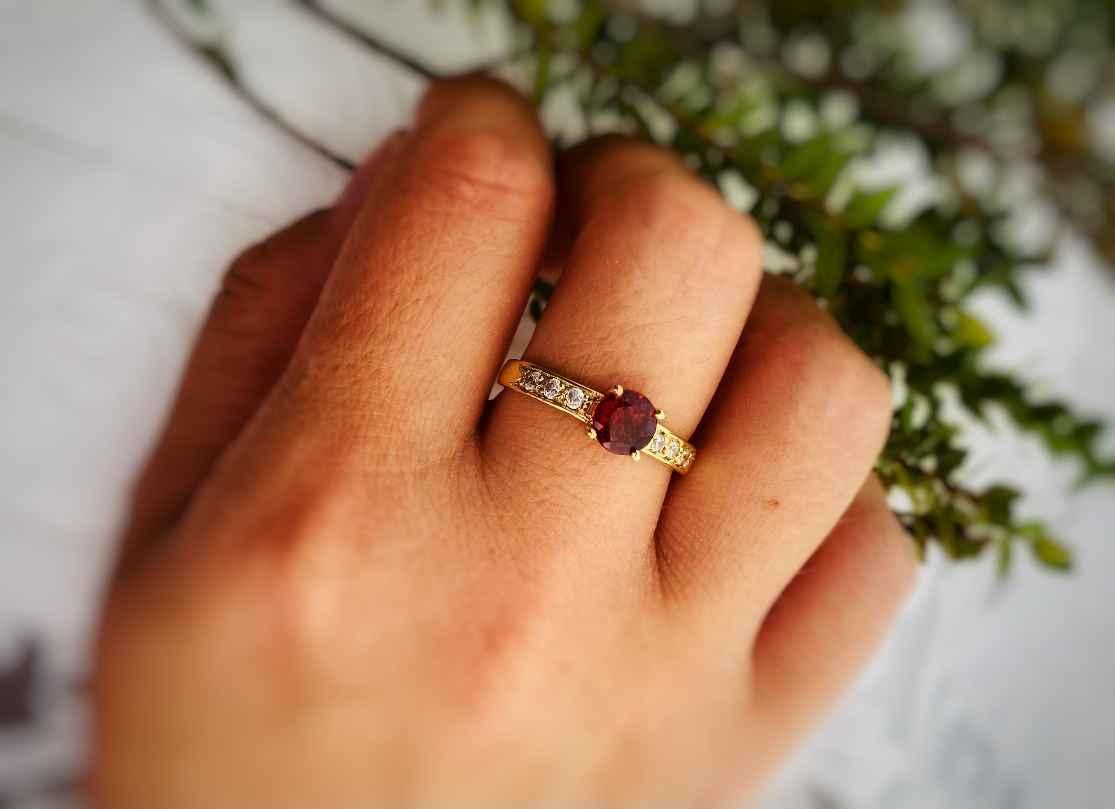 Anillo "Atenea" Romanticismo Granate