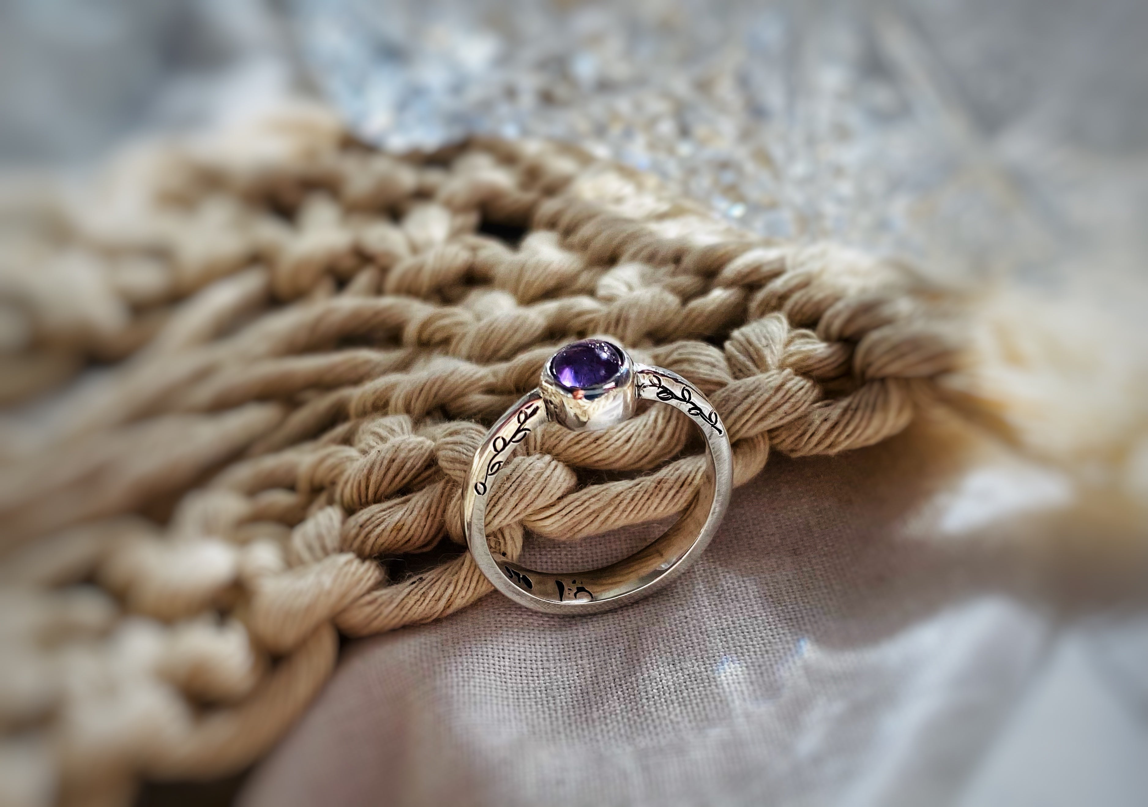 Anillo Enredadera de Luz Amatista