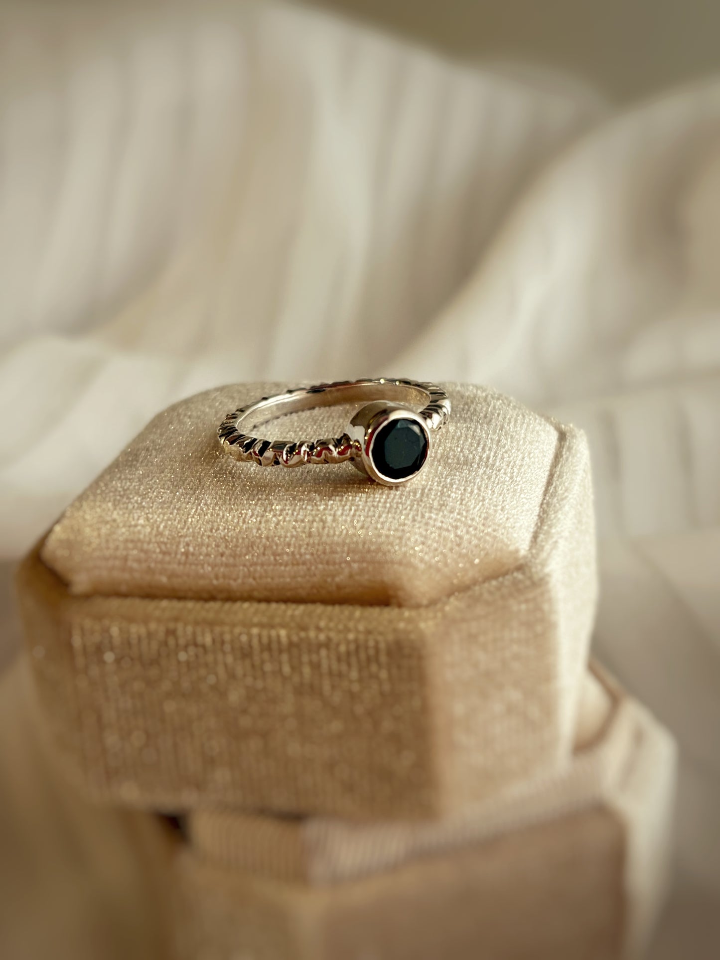 ANILLO REFLEJOS CELESTIALES ONIX