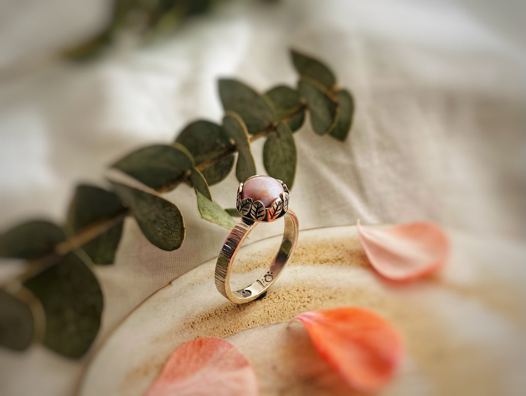 Anillo Perla Descanso Entre Hojas