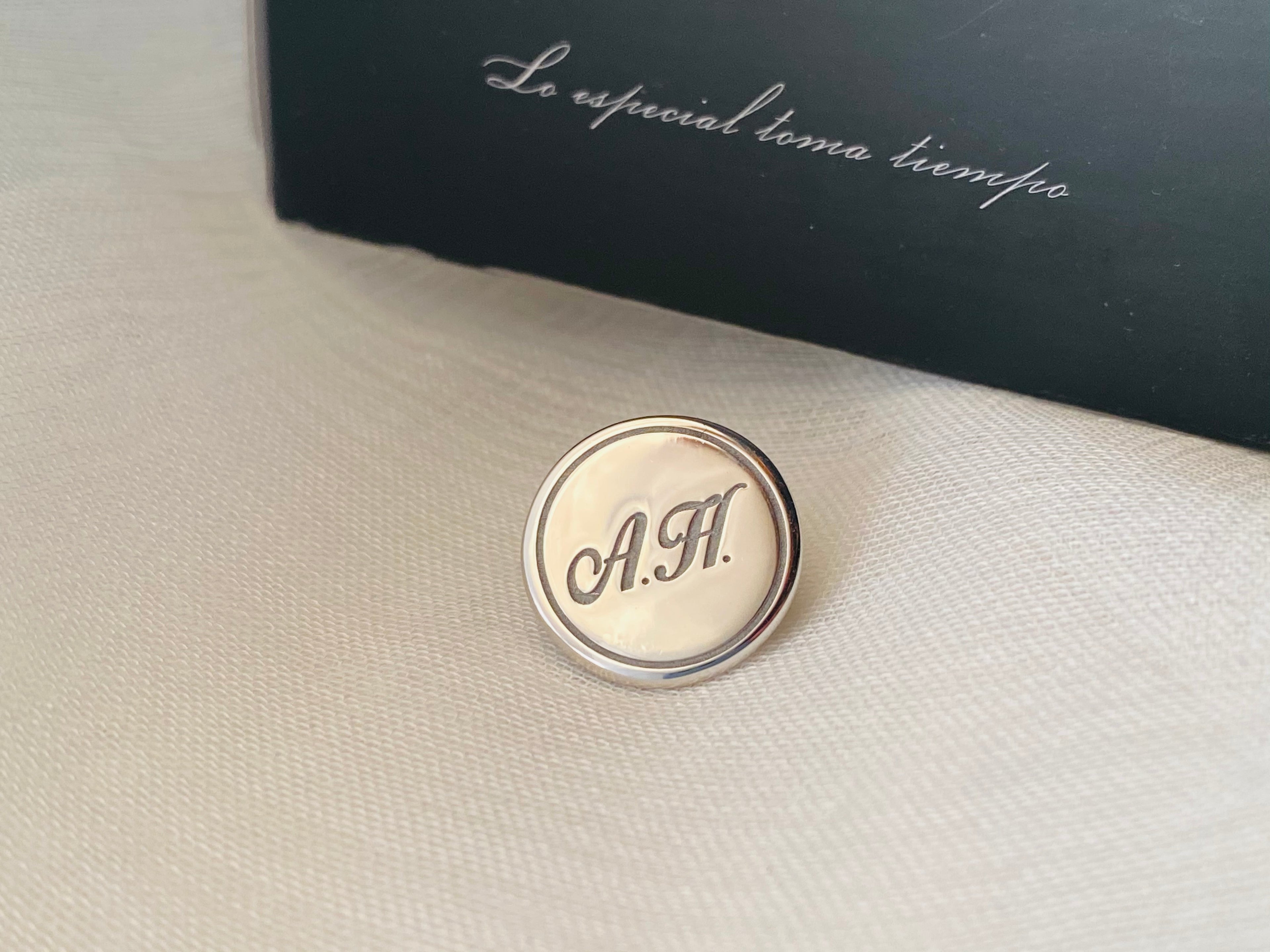 PIN SOLAPA TRAJE