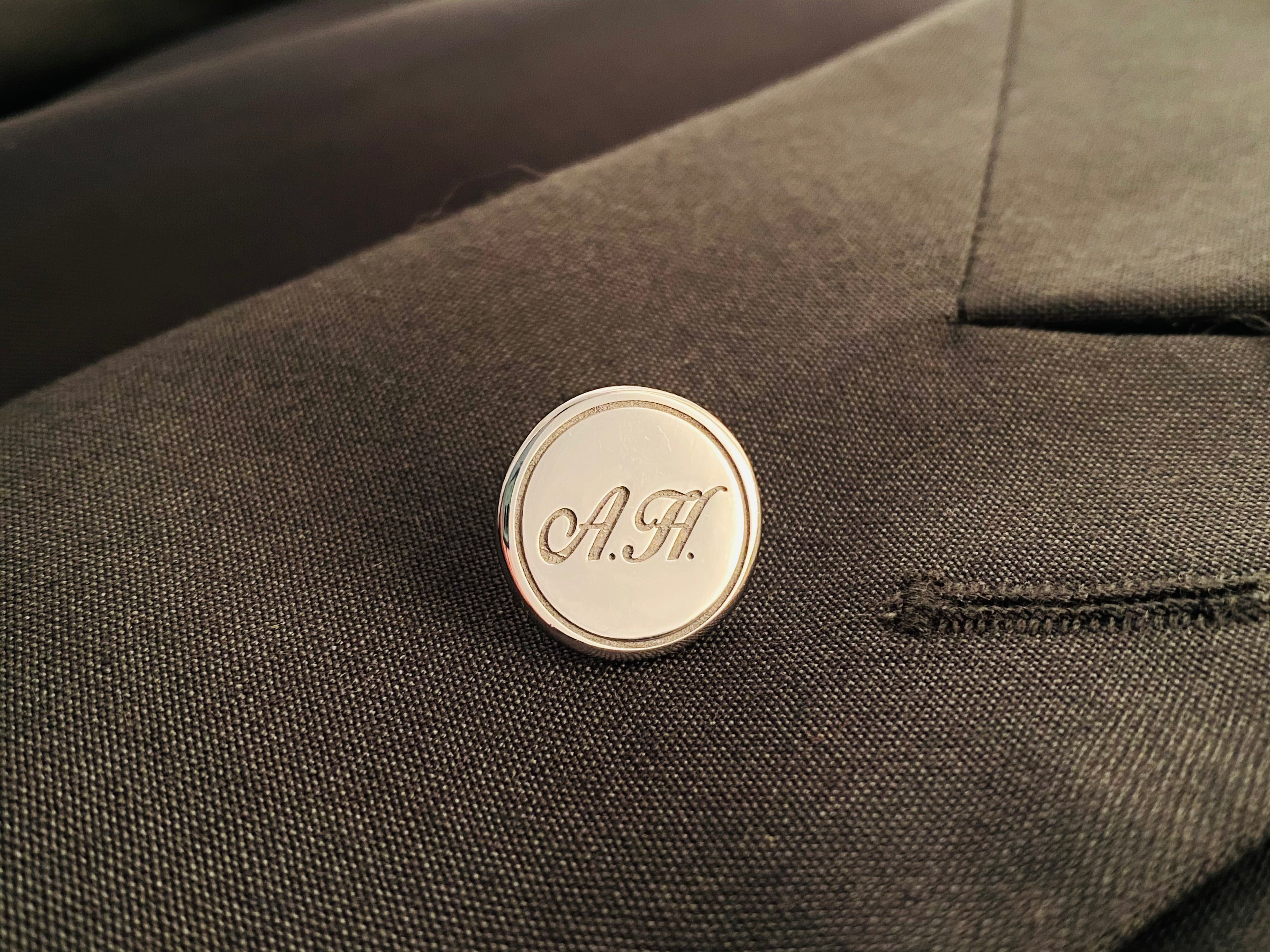 PIN SOLAPA TRAJE