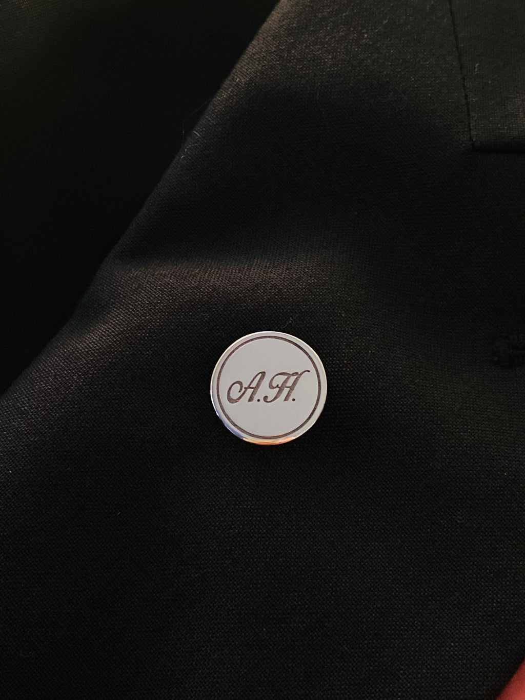 PIN SOLAPA TRAJE