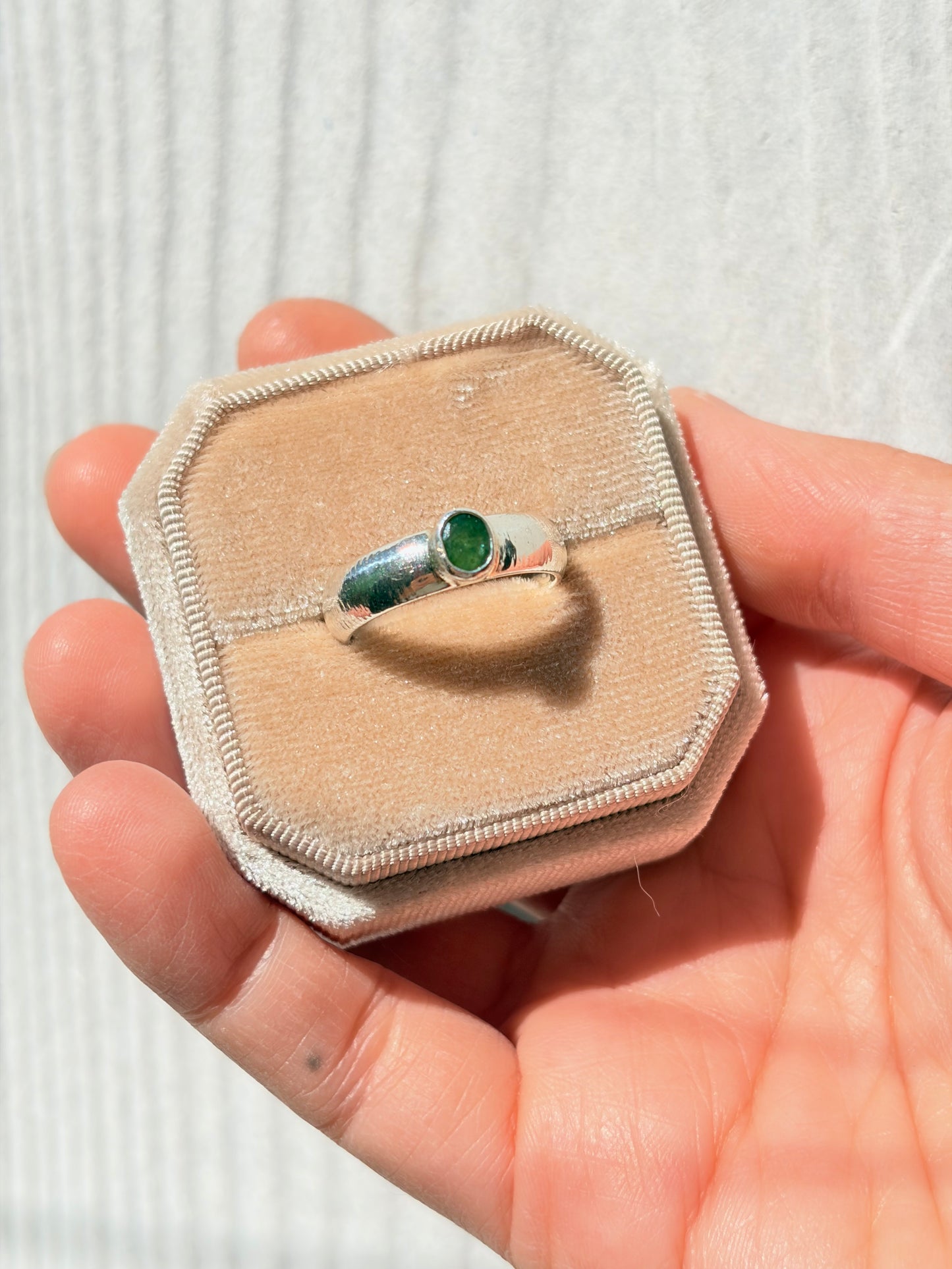 ANILLO SOBERANA RAÍZ DE ESMERALDA