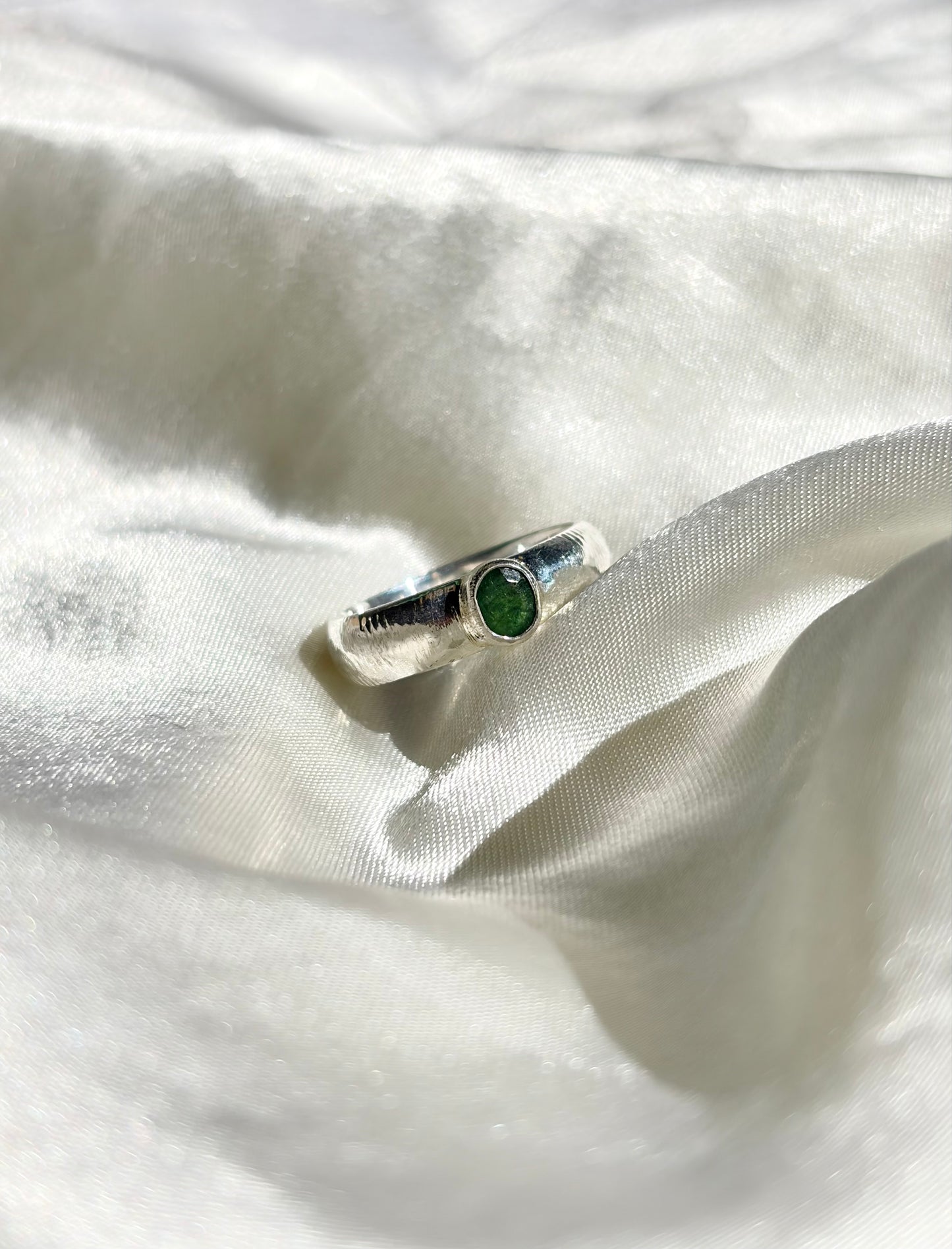 ANILLO SOBERANA RAÍZ DE ESMERALDA