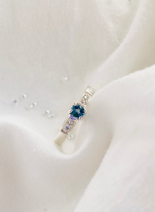 ANILLO "ATENEA" TOPACIO LONDON BLUE Y MOISSANITAS