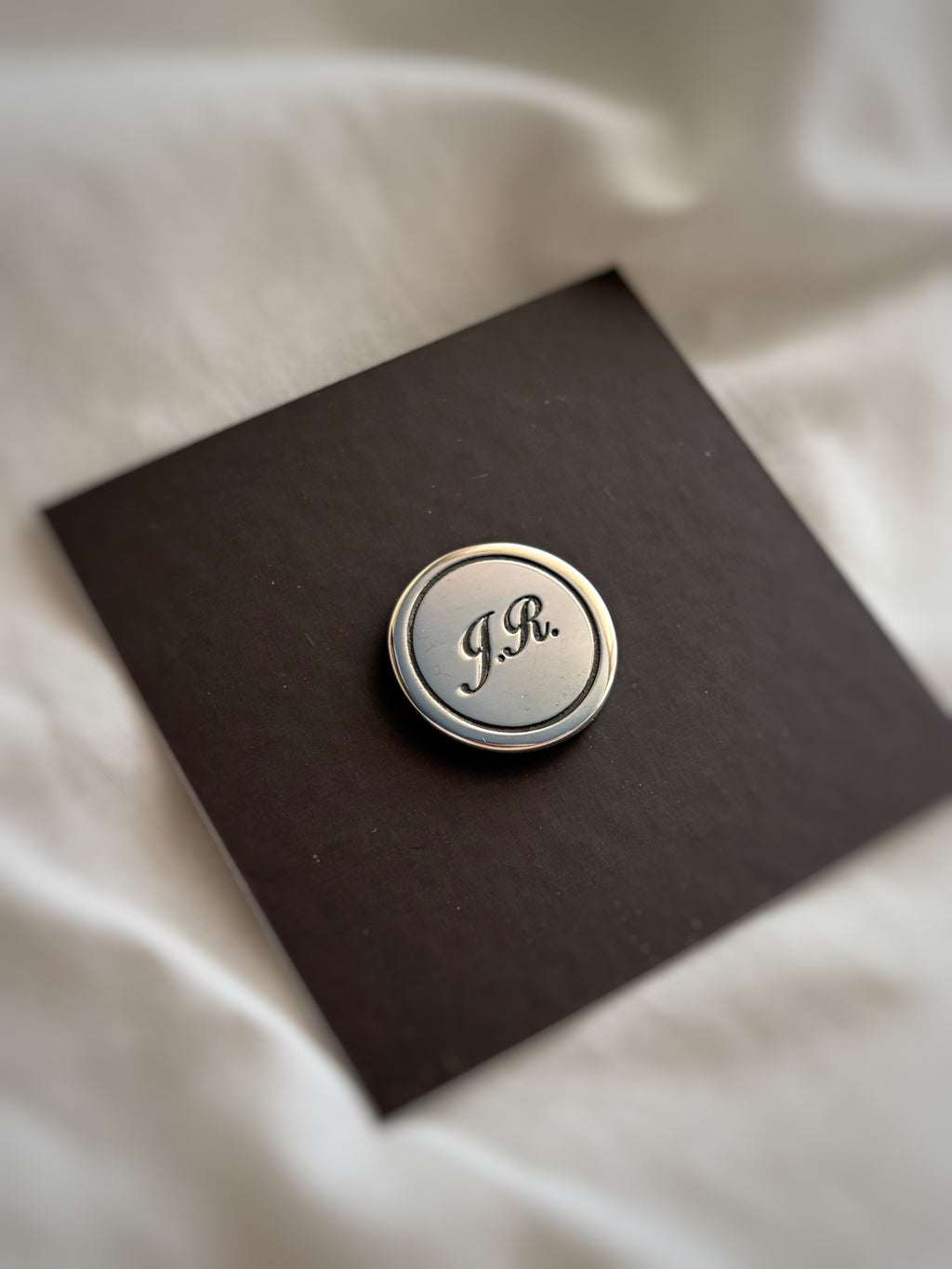 PIN SOLAPA TRAJE