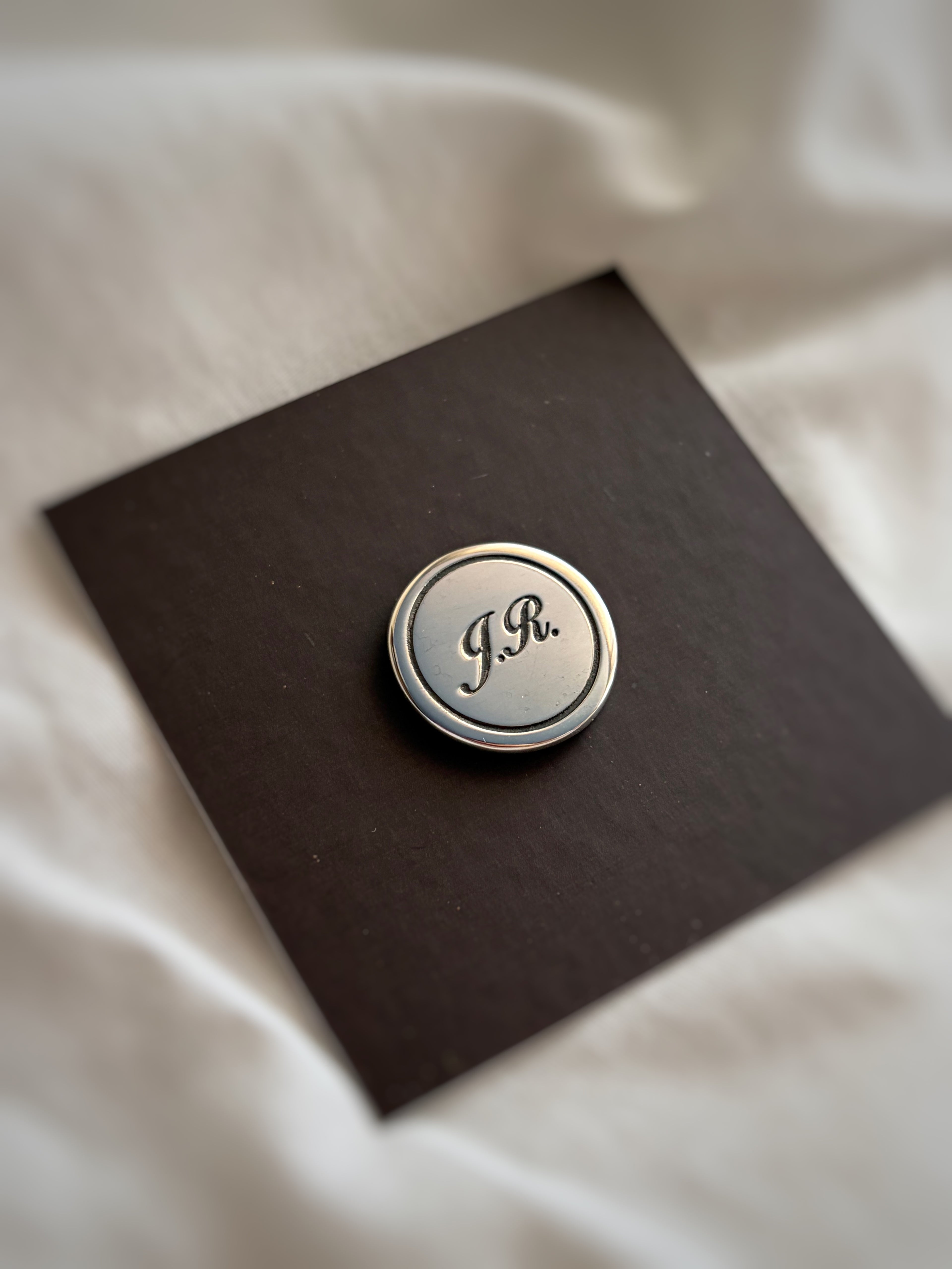 PIN SOLAPA TRAJE