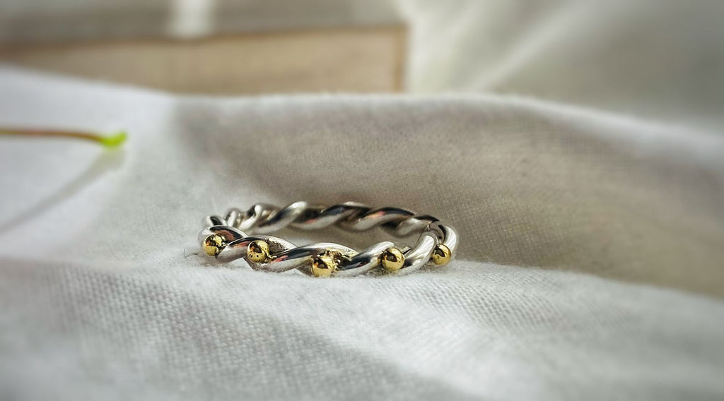 ANILLO ENTORCHADO "STÉFANOS" / ORO AMARILLO 18K