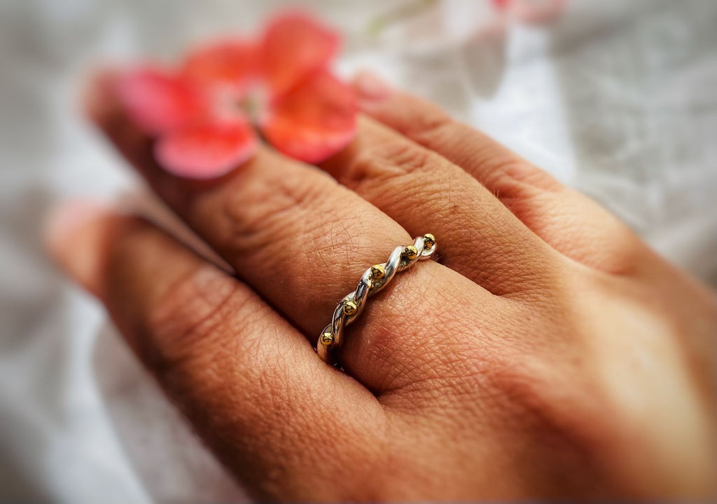 ANILLO ENTORCHADO "STÉFANOS" / ORO AMARILLO 18K
